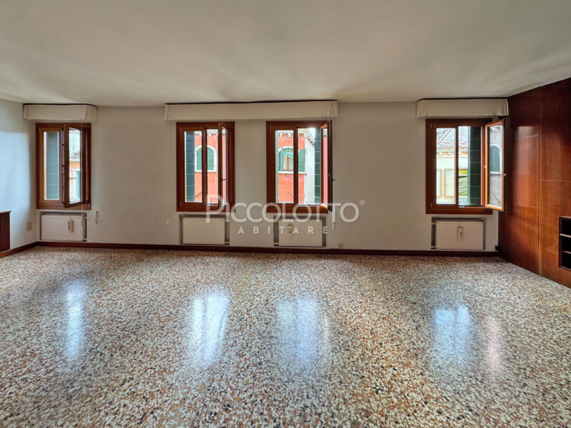 Rif. V5355 - Nel cuore di Venezia, a pochi passi dal monumentale Ponte di Rialto, proponiamo in v...