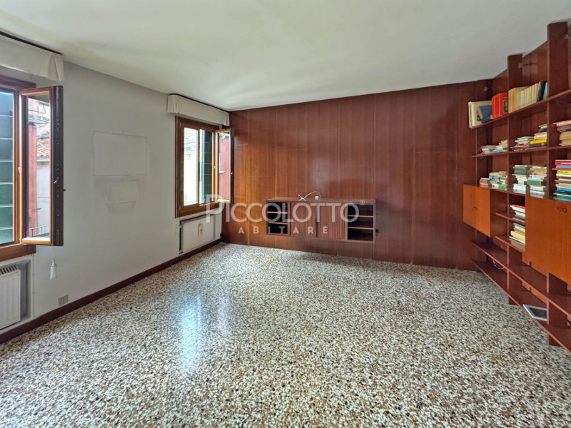 Rif. V5355 - Nel cuore di Venezia, a pochi passi dal monumentale Ponte di Rialto, proponiamo in v...