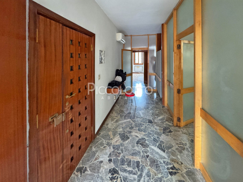 Rif. V5355 - Nel cuore di Venezia, a pochi passi dal monumentale Ponte di Rialto, proponiamo in v...