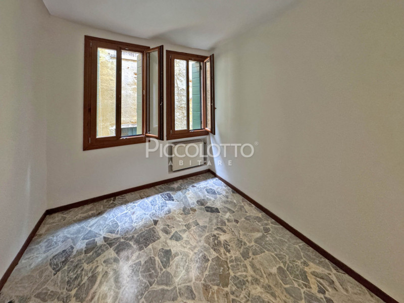 Rif. V5355 - Nel cuore di Venezia, a pochi passi dal monumentale Ponte di Rialto, proponiamo in v...