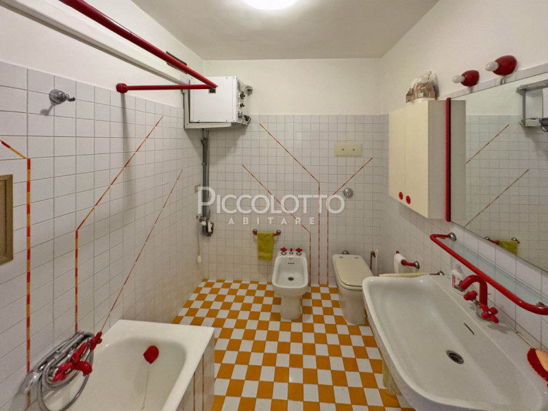 Rif. V5355 - Nel cuore di Venezia, a pochi passi dal monumentale Ponte di Rialto, proponiamo in v...