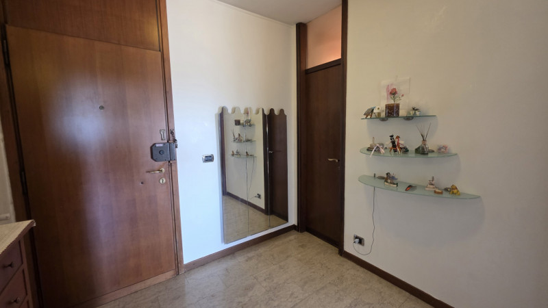 Ci sono appartamenti che colpiscono appena entri. Altri, invece, ti conquistano quando ti avvicin...