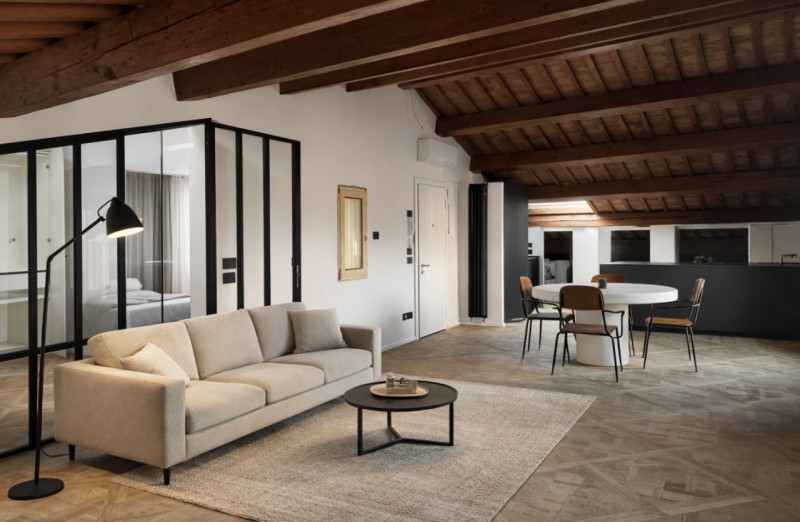 Centro Storico, attico con ascensore. prossimo a via roma e alle piazze. L'appartamento è libero,...