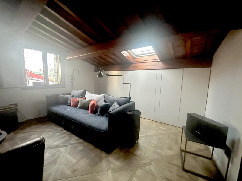 Centro Storico, prossimo a via roma e alle piazze. L'appartamento è libero, dotato di cucina di a...