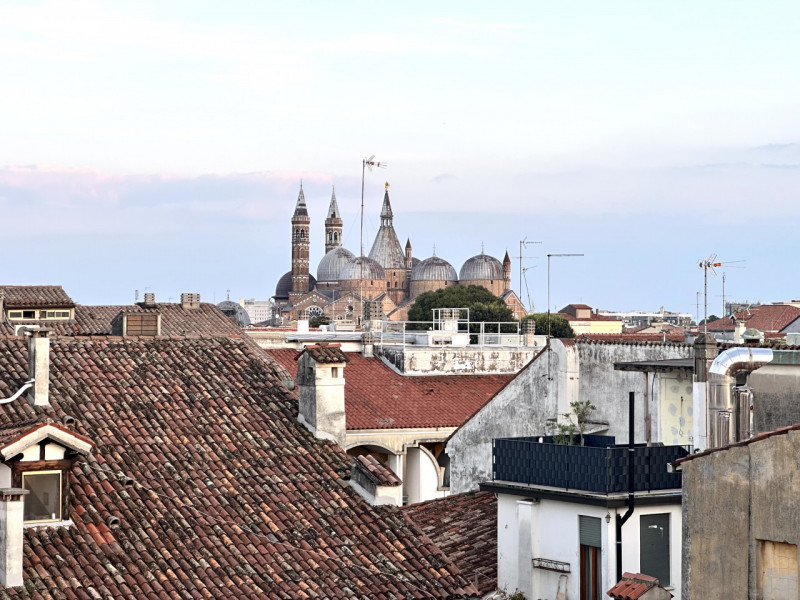 Centro Storico, attico con ascensore. prossimo a via roma e alle piazze. L'appartamento è libero,...