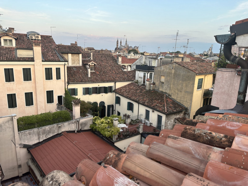 Centro Storico, attico con ascensore. prossimo a via roma e alle piazze. L'appartamento è libero,...