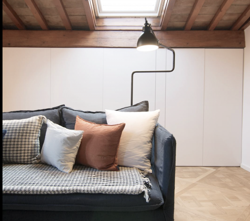 Centro Storico, prossimo a via roma e alle piazze. L'appartamento è libero, dotato di cucina di a...