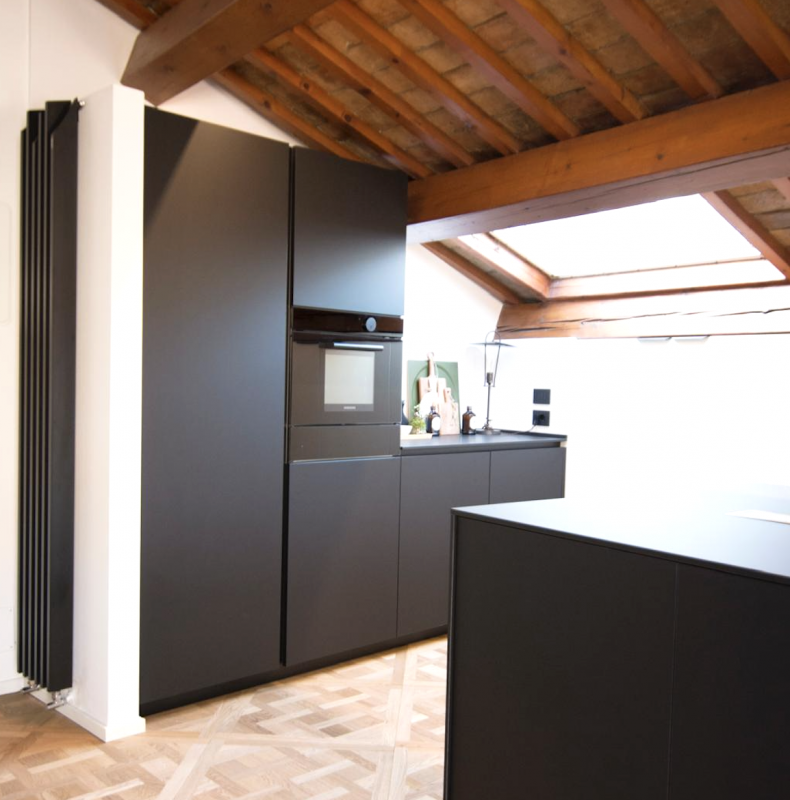 Centro Storico, prossimo a via roma e alle piazze. L'appartamento è libero, dotato di cucina di a...