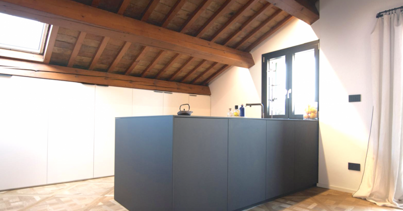 Centro Storico, prossimo a via roma e alle piazze. L'appartamento è libero, dotato di cucina di a...