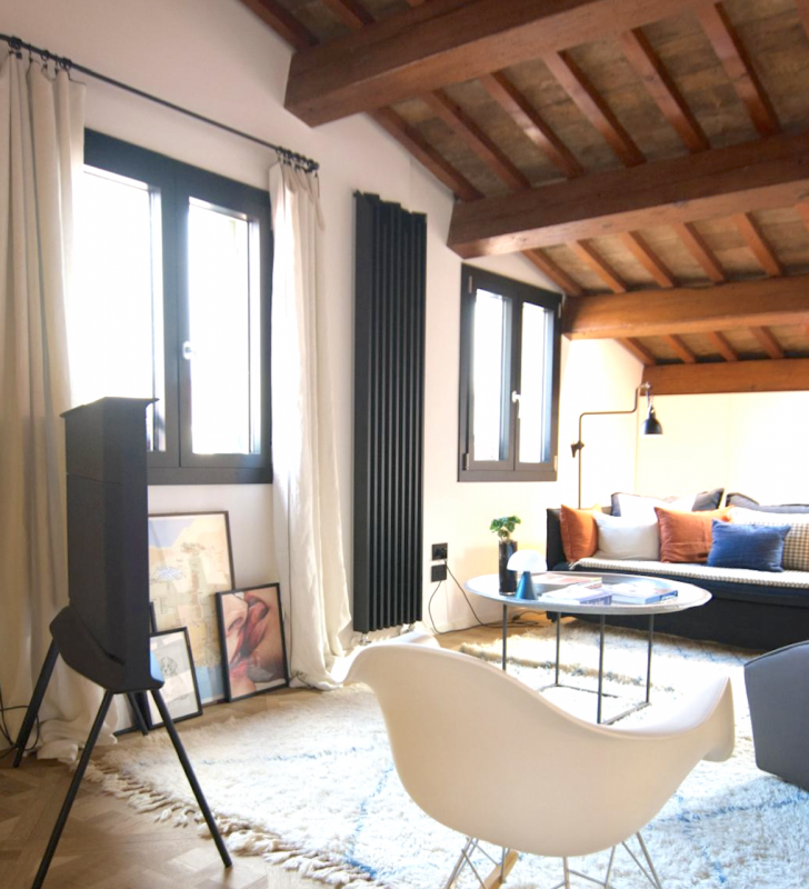 Centro Storico, prossimo a via roma e alle piazze. L'appartamento è libero, dotato di cucina di a...