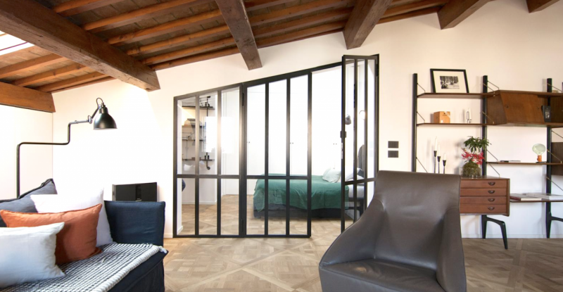 Centro Storico, prossimo a via roma e alle piazze. L'appartamento è libero, dotato di cucina di a...