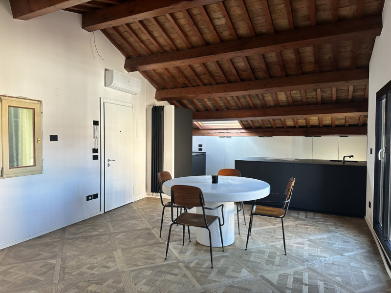 Centro Storico, attico con ascensore. prossimo a via roma e alle piazze. L'appartamento è libero,...