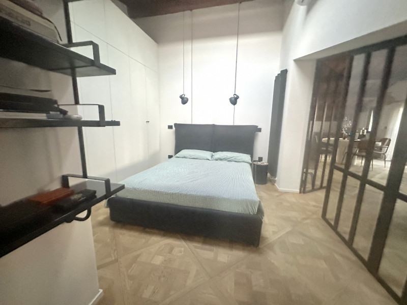 Centro Storico, prossimo a via roma e alle piazze. L'appartamento è libero, dotato di cucina di a...