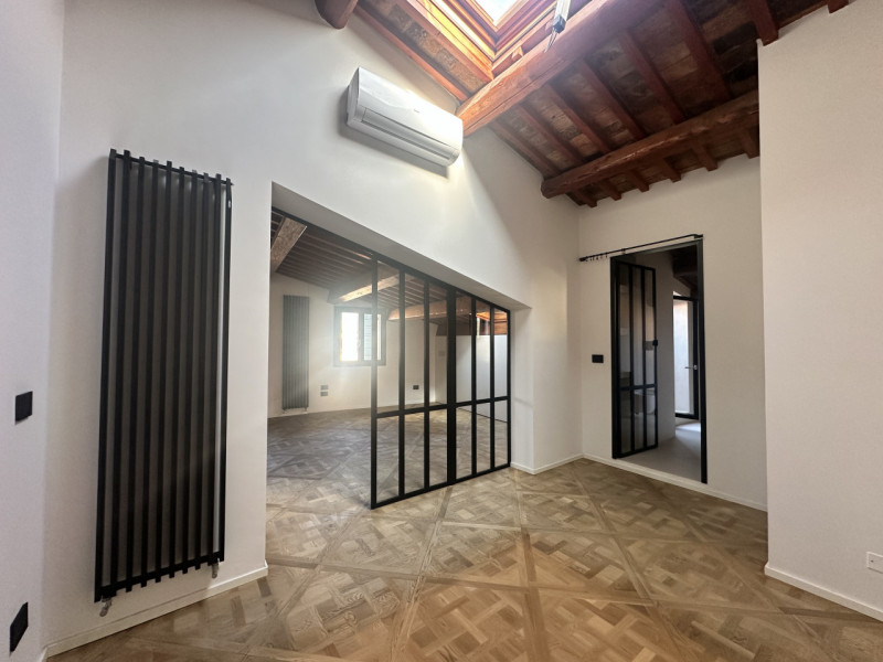 Centro Storico, attico con ascensore. prossimo a via roma e alle piazze. L'appartamento è libero,...