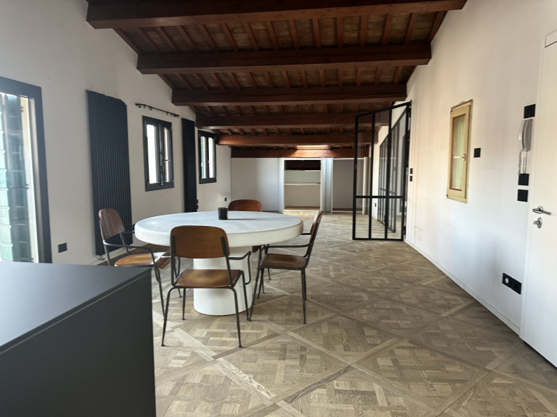 Centro Storico, attico con ascensore. prossimo a via roma e alle piazze. L'appartamento è libero,...