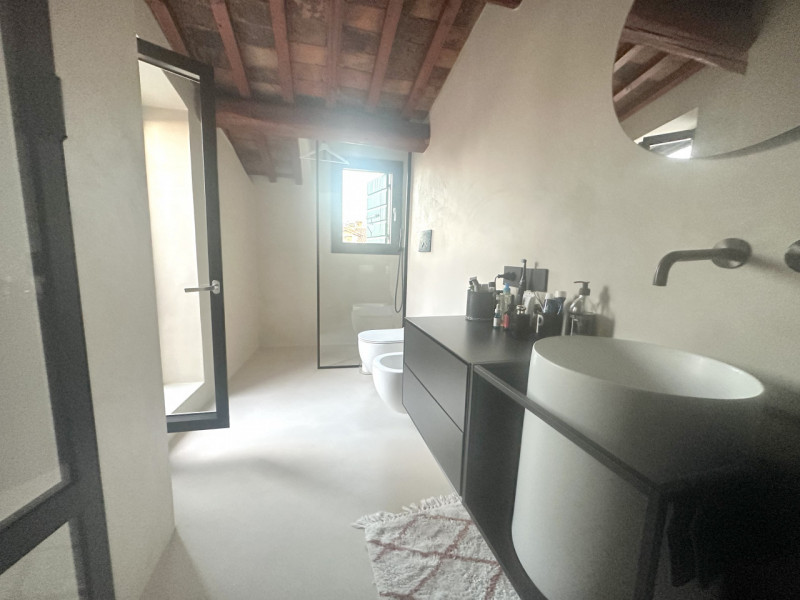 Centro Storico, prossimo a via roma e alle piazze. L'appartamento è libero, dotato di cucina di a...