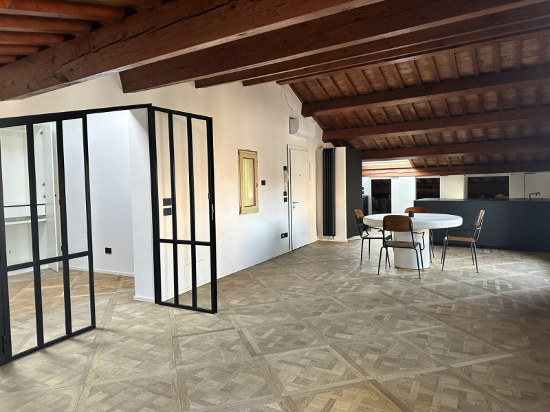 Centro Storico, attico con ascensore. prossimo a via roma e alle piazze. L'appartamento è libero,...