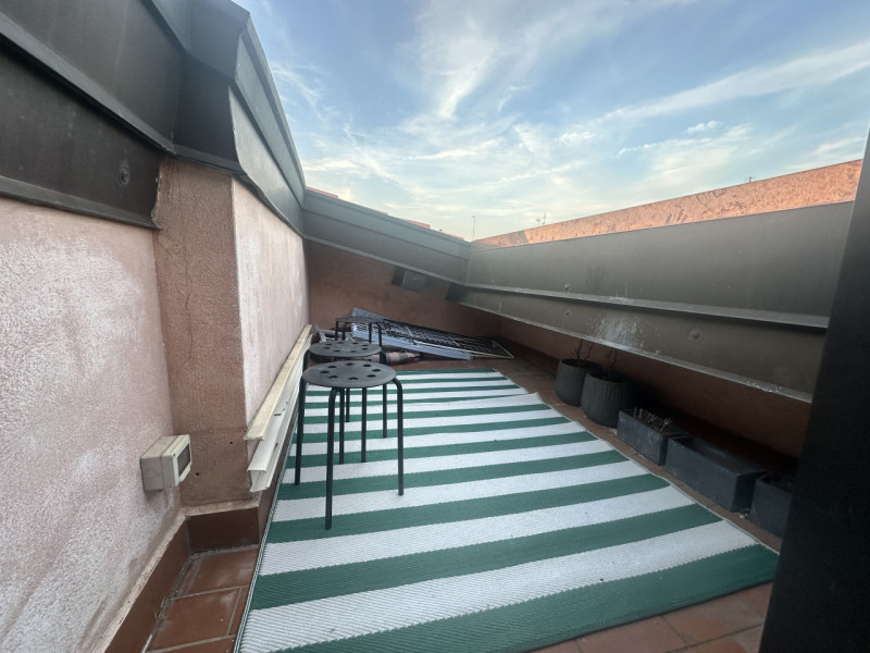 Centro Storico, prossimo a via roma e alle piazze. L'appartamento è libero, dotato di cucina di a...