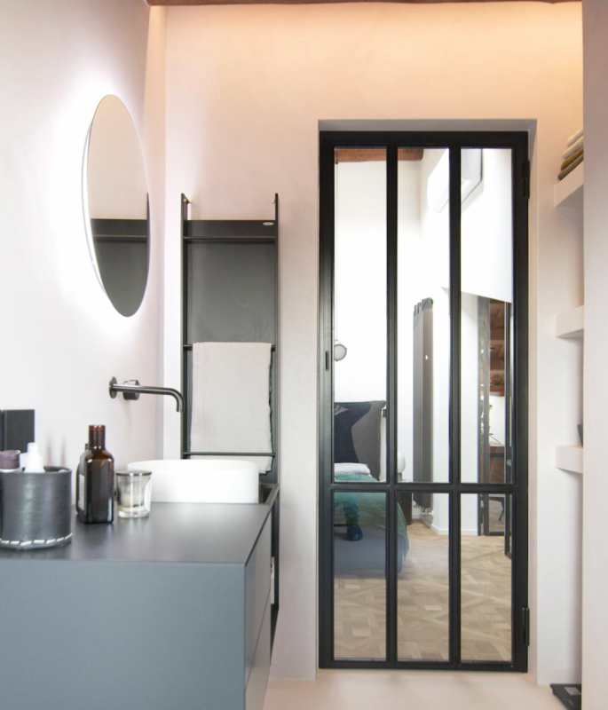 Centro Storico, prossimo a via roma e alle piazze. L'appartamento è libero, dotato di cucina di a...