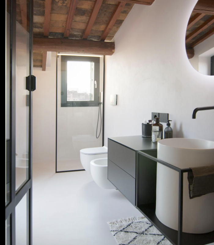 Centro Storico, prossimo a via roma e alle piazze. L'appartamento è libero, dotato di cucina di a...