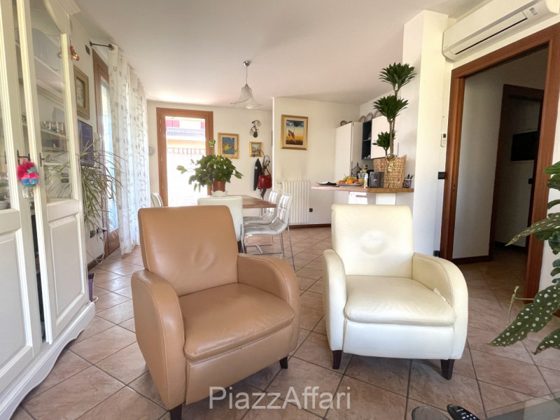 Proponiamo in vendita graziosa porzione di bifamiliare dalle dimensioni compatte (comunque non ma...