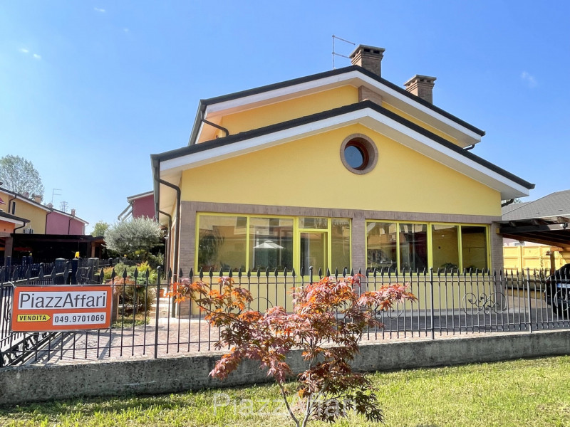 Proponiamo in vendita graziosa porzione di bifamiliare dalle dimensioni compatte (comunque non ma...