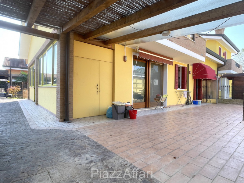 Proponiamo in vendita graziosa porzione di bifamiliare dalle dimensioni compatte (comunque non ma...