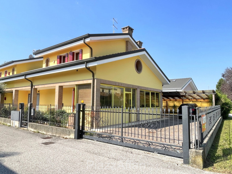 Proponiamo in vendita graziosa porzione di bifamiliare dalle dimensioni compatte (comunque non ma...