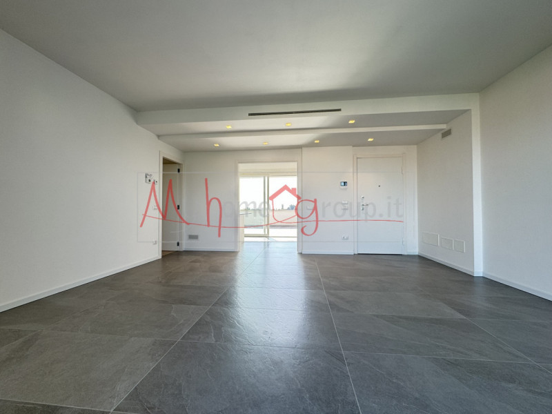 MONTEGROTTO TERME - SEMIATTICO IN CLASSE A4 CON TERRAZZO AVVOLGENTE - Proponiamo quadrilocale lin...