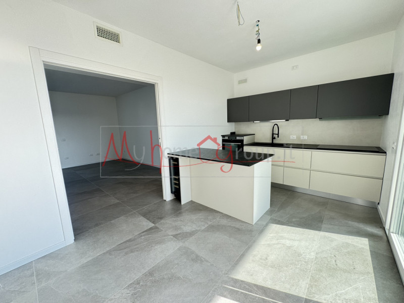 MONTEGROTTO TERME - SEMIATTICO IN CLASSE A4 CON TERRAZZO AVVOLGENTE - Proponiamo quadrilocale lin...