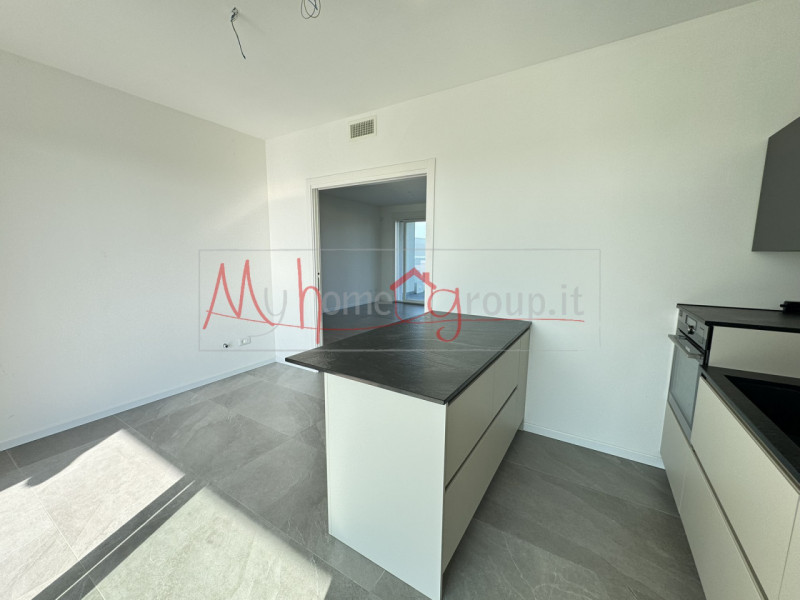 MONTEGROTTO TERME - SEMIATTICO IN CLASSE A4 CON TERRAZZO AVVOLGENTE - Proponiamo quadrilocale lin...