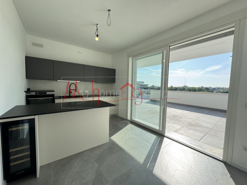 MONTEGROTTO TERME - SEMIATTICO IN CLASSE A4 CON TERRAZZO AVVOLGENTE - Proponiamo quadrilocale lin...