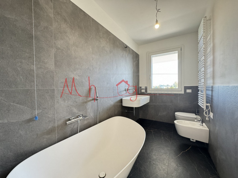 MONTEGROTTO TERME - SEMIATTICO IN CLASSE A4 CON TERRAZZO AVVOLGENTE - Proponiamo quadrilocale lin...