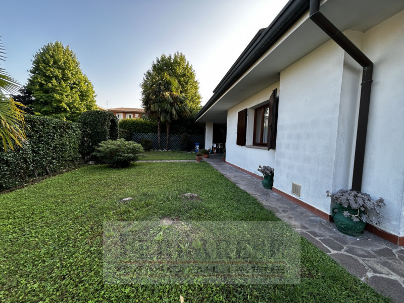 VENEZIA – STRA’ CENTRO

In una zona residenziale esclusiva, tranquilla e riservata grazie alla st...