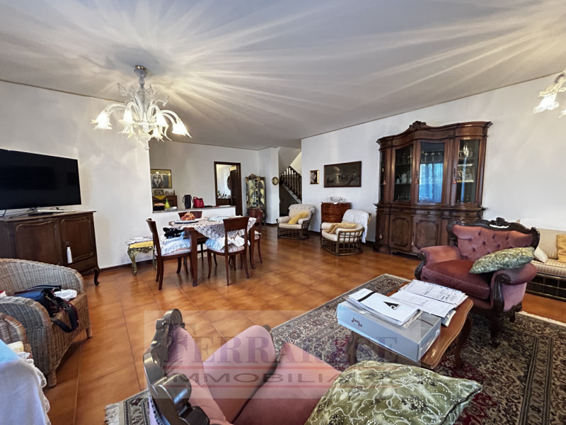 VENEZIA – STRA’ CENTRO

In una zona residenziale esclusiva, tranquilla e riservata grazie alla st...