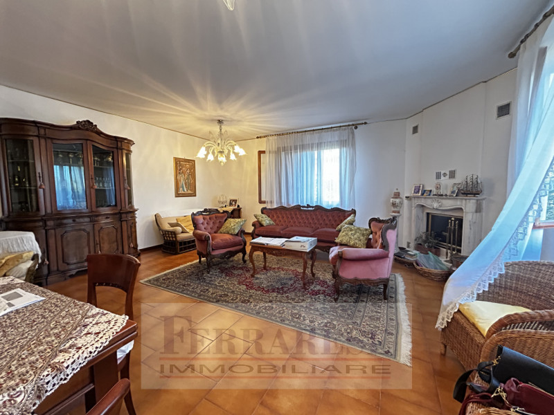 VENEZIA – STRA’ CENTRO

In una zona residenziale esclusiva, tranquilla e riservata grazie alla st...