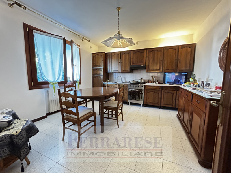 VENEZIA – STRA’ CENTRO

In una zona residenziale esclusiva, tranquilla e riservata grazie alla st...