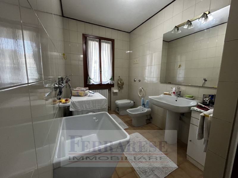 VENEZIA – STRA’ CENTRO

In una zona residenziale esclusiva, tranquilla e riservata grazie alla st...