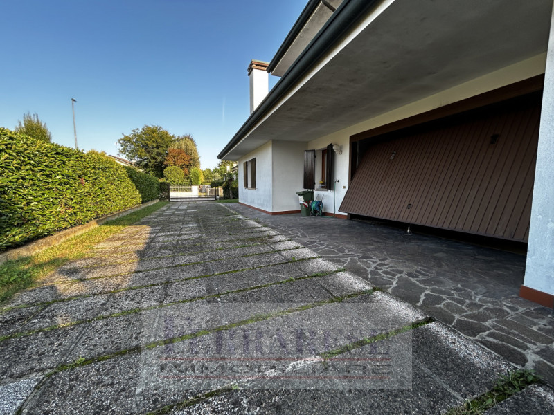 VENEZIA – STRA’ CENTRO

In una zona residenziale esclusiva, tranquilla e riservata grazie alla st...