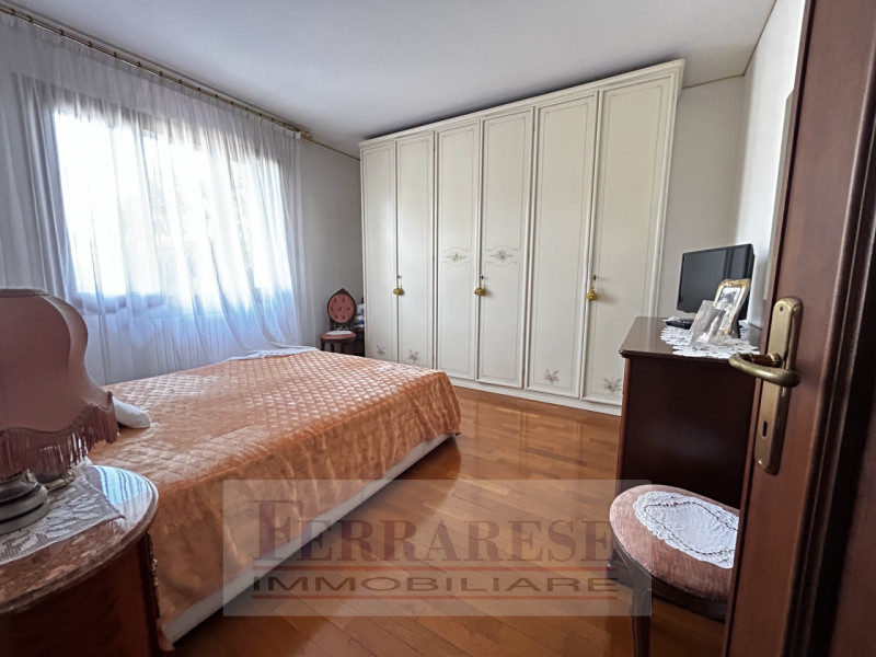 VENEZIA – STRA’ CENTRO

In una zona residenziale esclusiva, tranquilla e riservata grazie alla st...