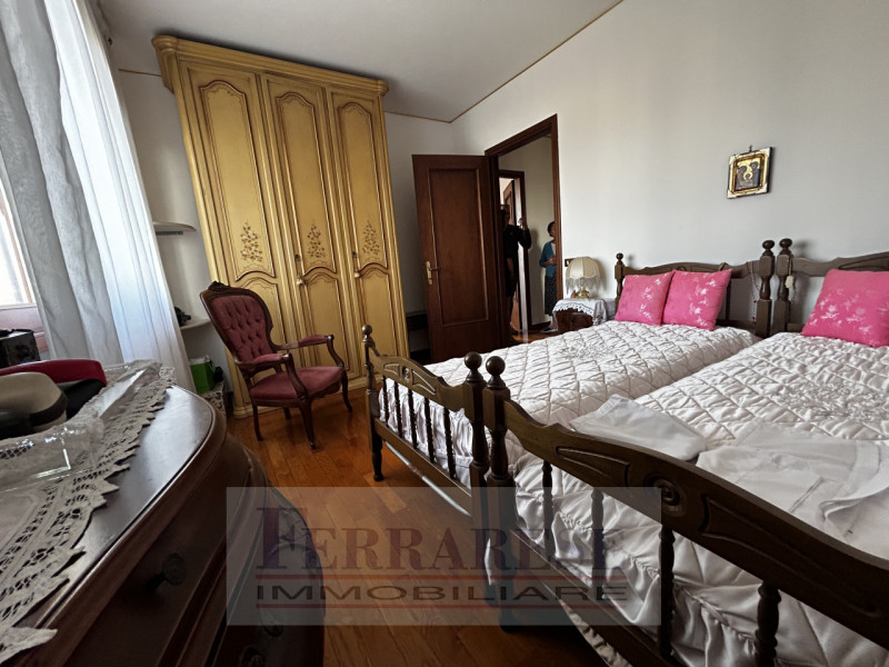 VENEZIA – STRA’ CENTRO

In una zona residenziale esclusiva, tranquilla e riservata grazie alla st...