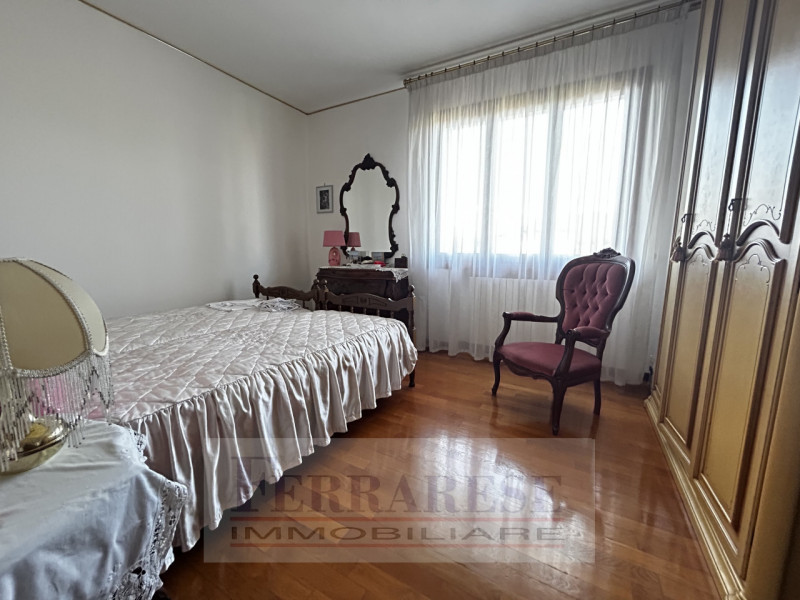 VENEZIA – STRA’ CENTRO

In una zona residenziale esclusiva, tranquilla e riservata grazie alla st...