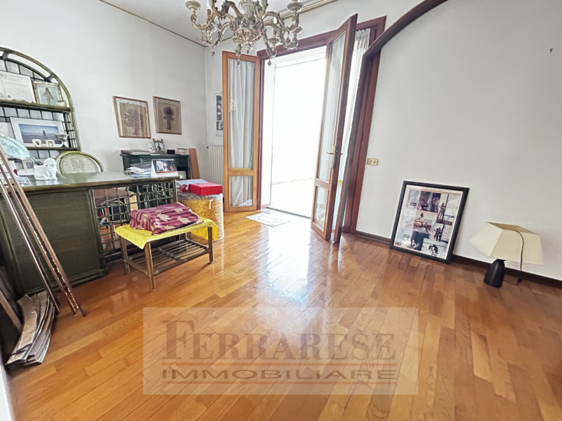 VENEZIA – STRA’ CENTRO

In una zona residenziale esclusiva, tranquilla e riservata grazie alla st...