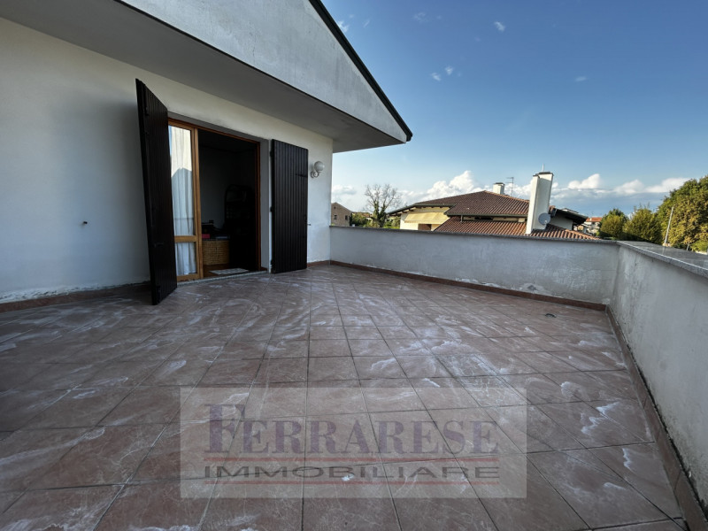 VENEZIA – STRA’ CENTRO

In una zona residenziale esclusiva, tranquilla e riservata grazie alla st...