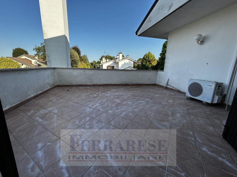 VENEZIA – STRA’ CENTRO

In una zona residenziale esclusiva, tranquilla e riservata grazie alla st...