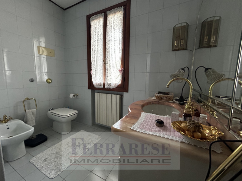 VENEZIA – STRA’ CENTRO

In una zona residenziale esclusiva, tranquilla e riservata grazie alla st...