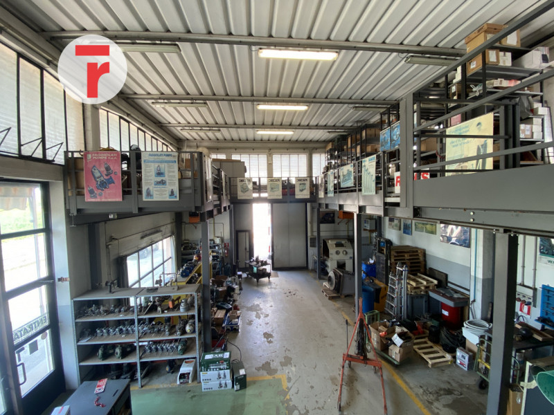 Cadoneghe - Su Strada del Santo. Su zona di largo passaggio, con parcheggio per clienti e ampio s...