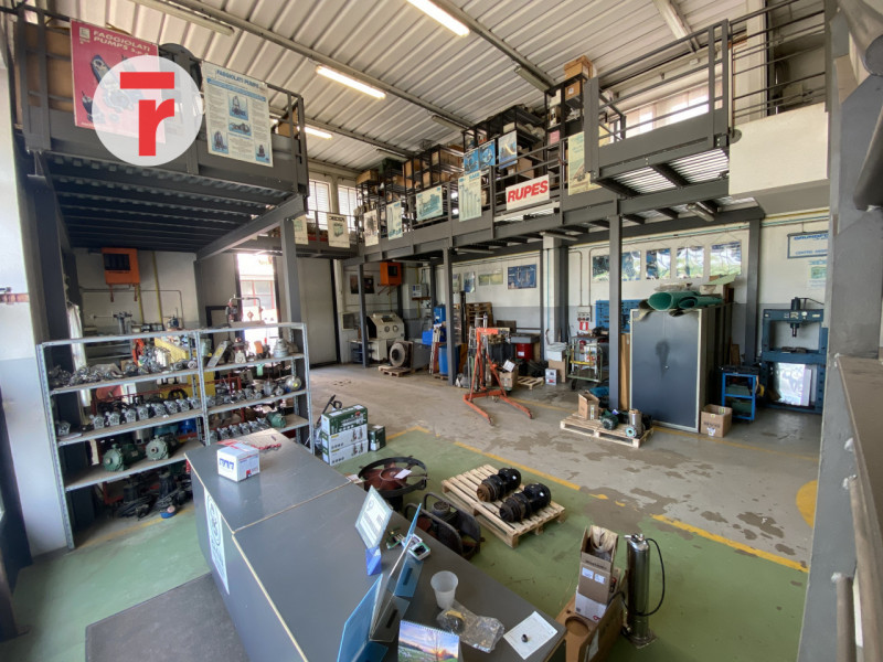 Cadoneghe - Su Strada del Santo. Su zona di largo passaggio, con parcheggio per clienti e ampio s...