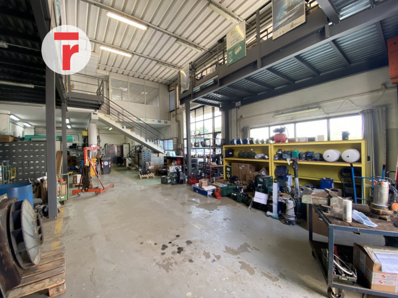 Cadoneghe - Su Strada del Santo. Su zona di largo passaggio, con parcheggio per clienti e ampio s...