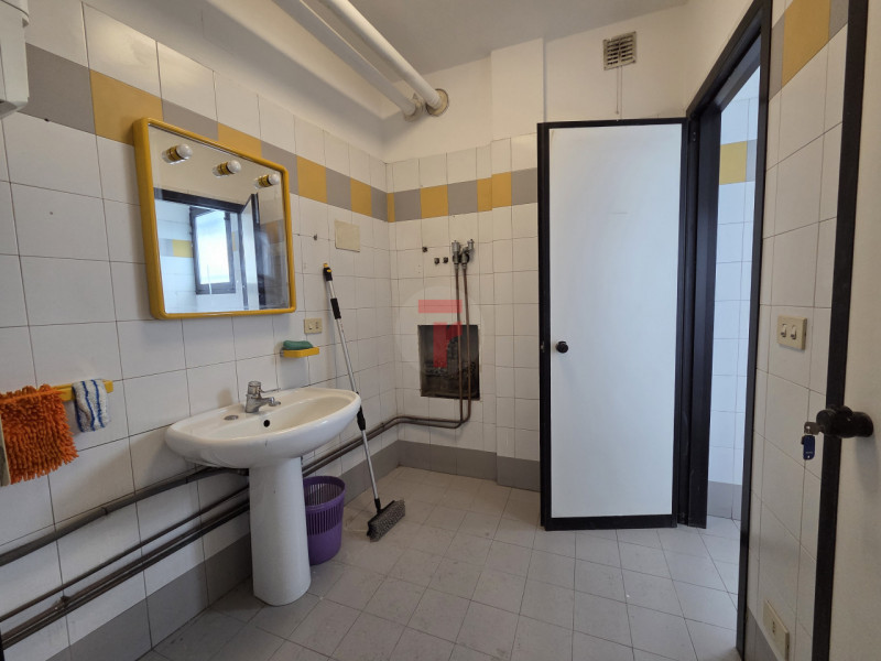 Cadoneghe - Su Strada del Santo. Su zona di largo passaggio, con parcheggio per clienti e ampio s...